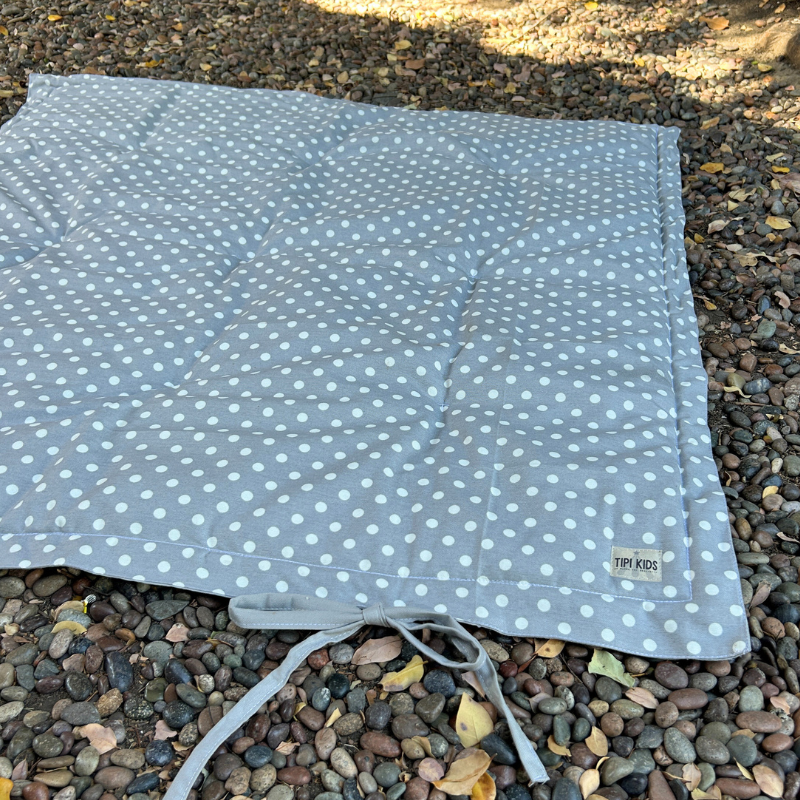 Mat Acolchado Impermeable y Reversible Puntos Gris 110x110cm