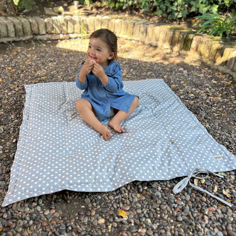 Mat Acolchado Impermeable y Reversible Puntos Gris 110x110cm