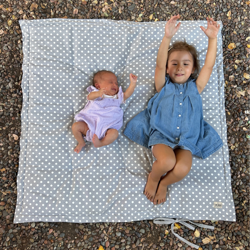 Mat Acolchado Impermeable y Reversible Puntos Gris 110x110cm
