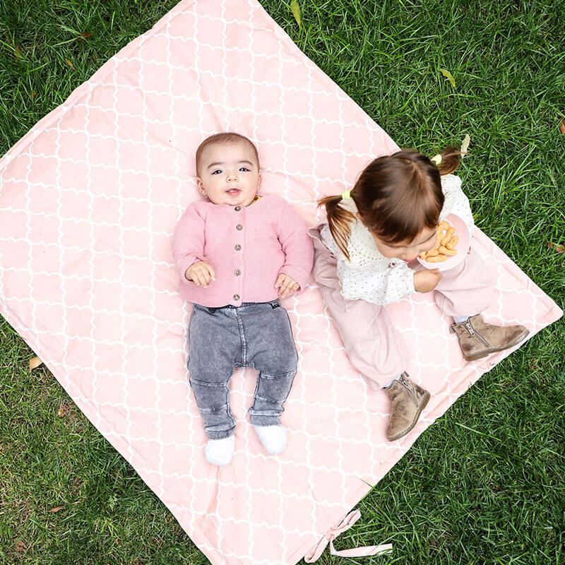Mat Acolchado Impermeable y Reversible Figuras Rosado