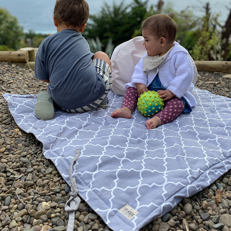 Mat Acolchado Impermeable y Reversible Figuras Gris