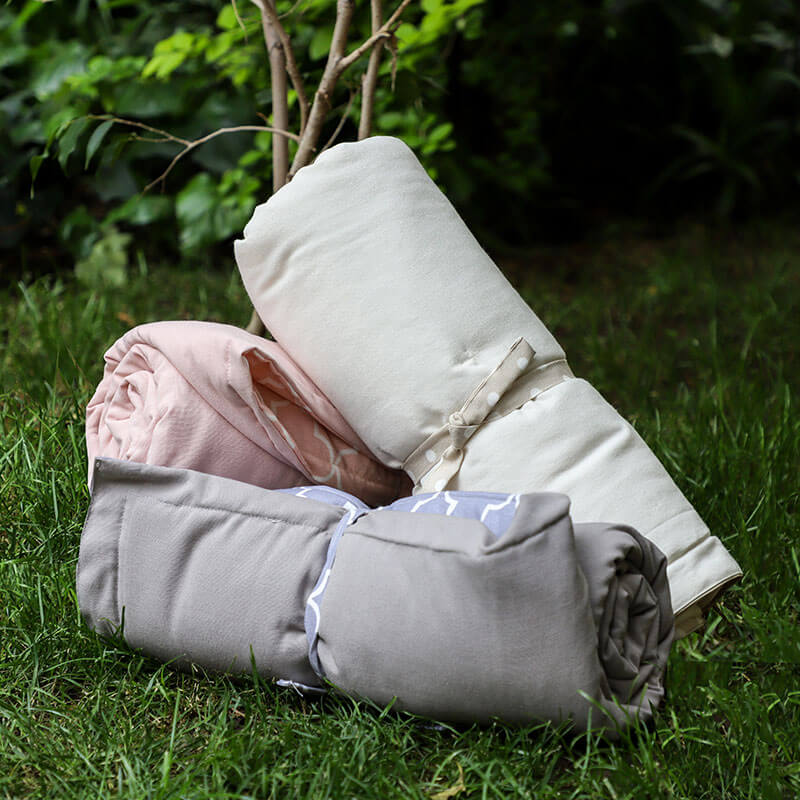 Mat Acolchado Impermeable y Reversible Figuras Gris